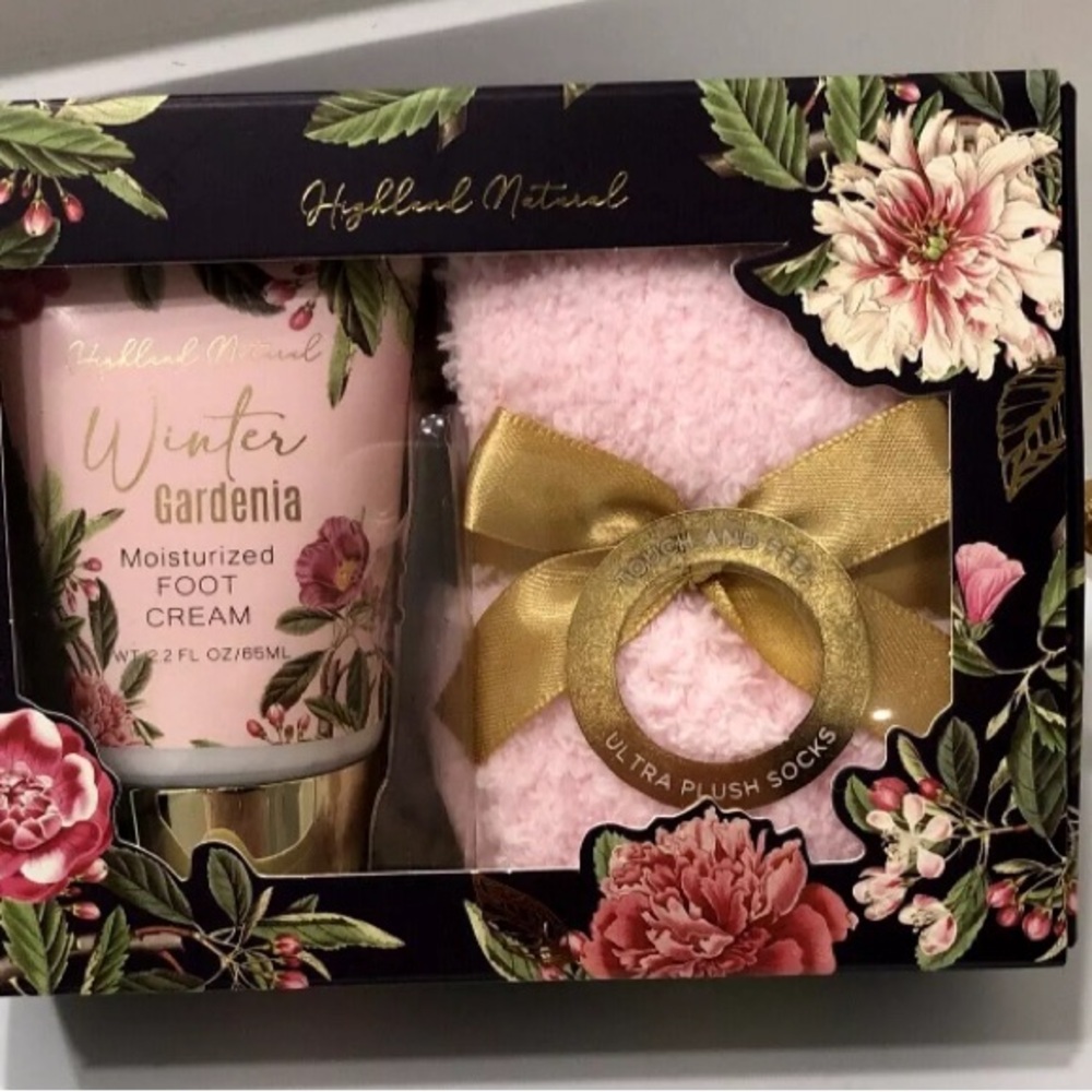 Ultra Plush Socks & Foot Cream Set in Winter Gardenia